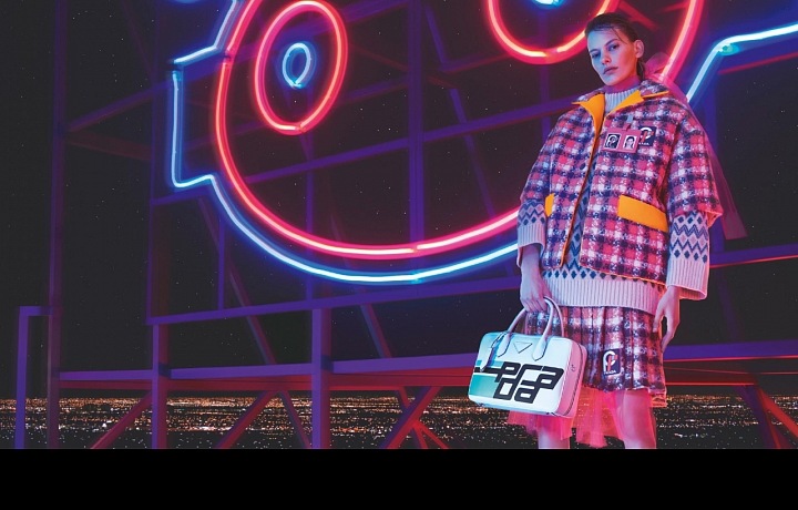 Prada a její neonový sen