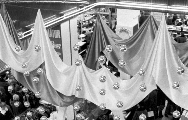 Typický obchodní dům v Československu před Vánocemi. 