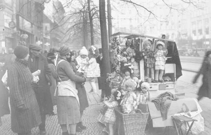 Václavské náměstí v období 20 let. Nákupy v plném proudu.