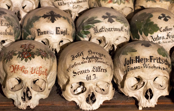 Pomalované lebky z kostnice