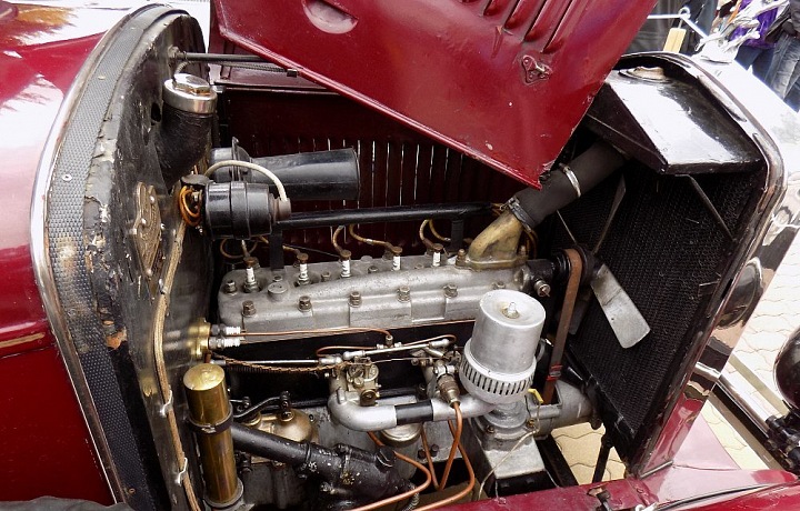 Motor a vnitřní část Pragy Alfy 6