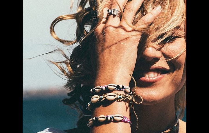 Mušličkové šperky jsou trefa do černého.