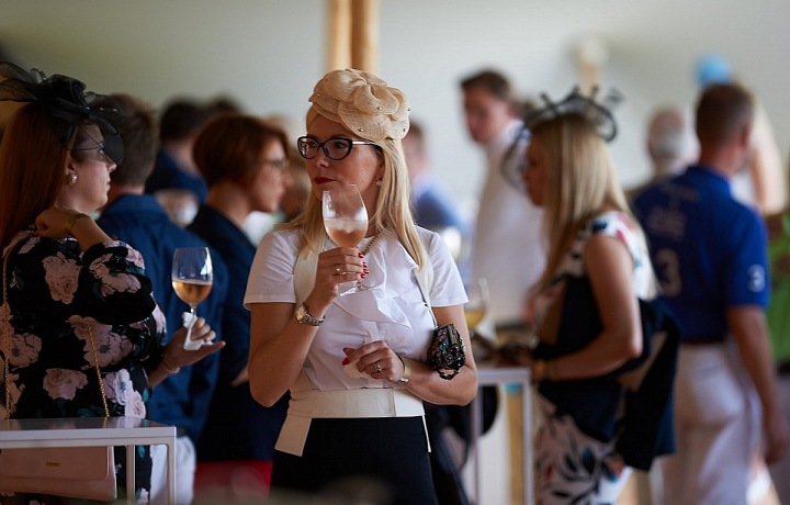 Elegantní dámy jsou součástí této události