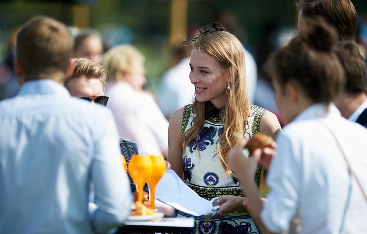 Elegantní dámy jsou součástí této události