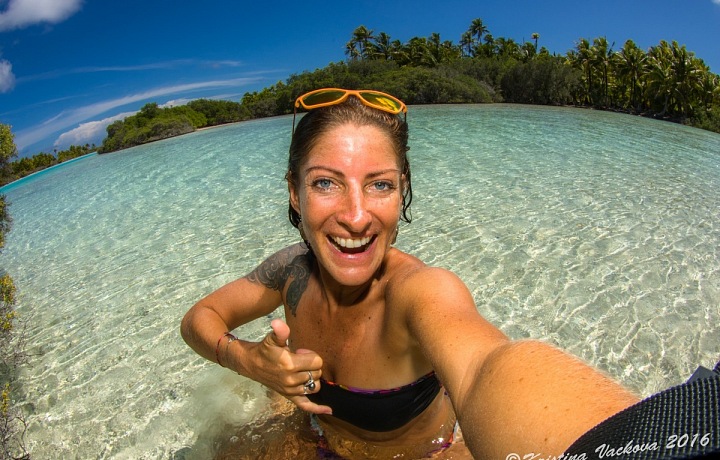 Fotky v tyrkysové vodě na osamělých plážích jsou dráždivé. Francouzská Polynésie 