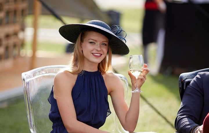 Elegantní dámy jsou součástí této události