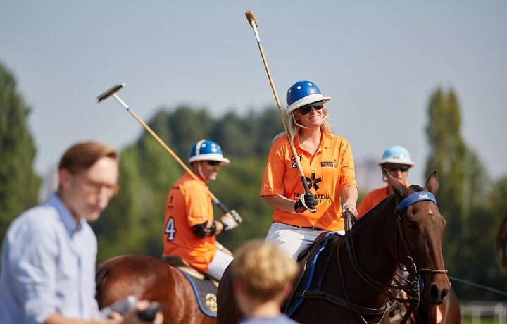 Koňské pólo hraje i něžné pohlaví