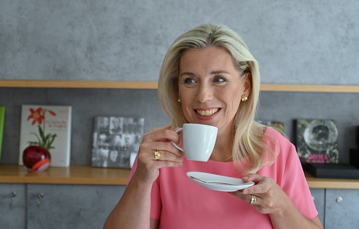 Danuše Nerudová s hrnečkem kávy. 