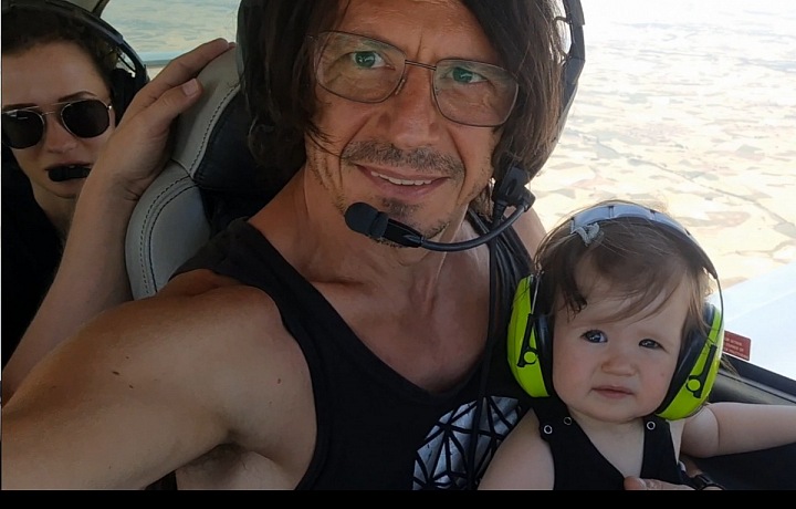 David Černý na výletě s rodinou. 