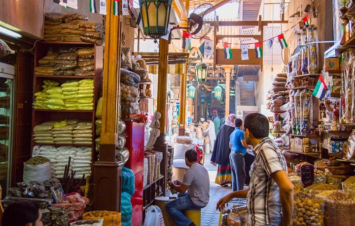 Kousek od Gold Souku se nachází Spice Souk, který nabízí nejen koření, ale také bylinky, rýži, sušené ovoce a další komodity 