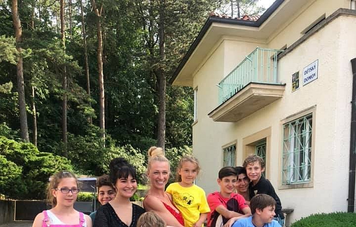 Díky svému Nadačnímu fondu je mámou mnoha dětí.