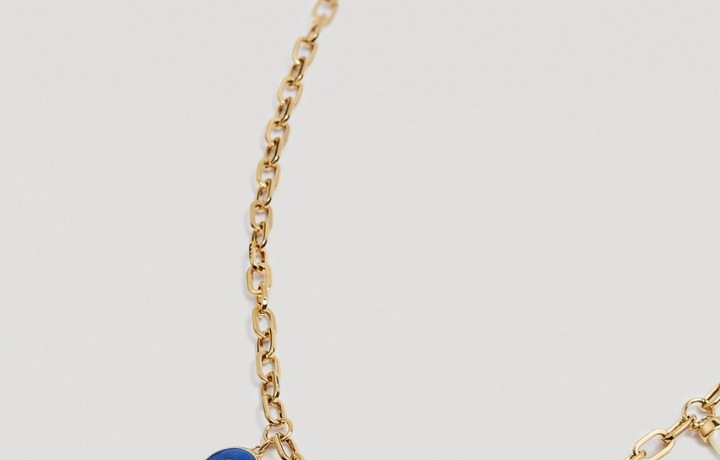 Kromě symbolu oka zdobí šperky i další symboly