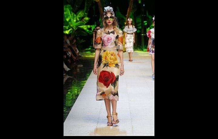 Potisk růží na večerních šatech 