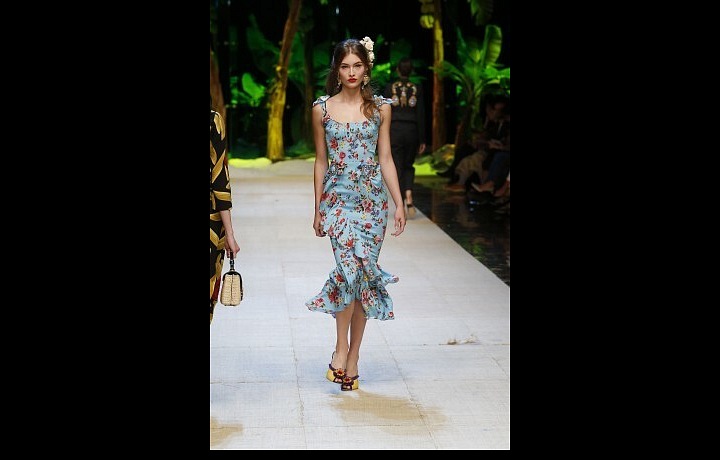 Ženské střihy šatů se v kolekci