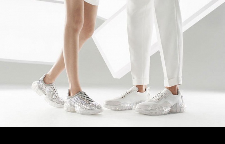 Luxusní model s krystaly