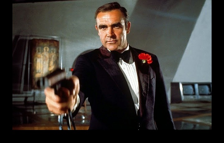 Sean Connery uměl být i v obleku drsný.