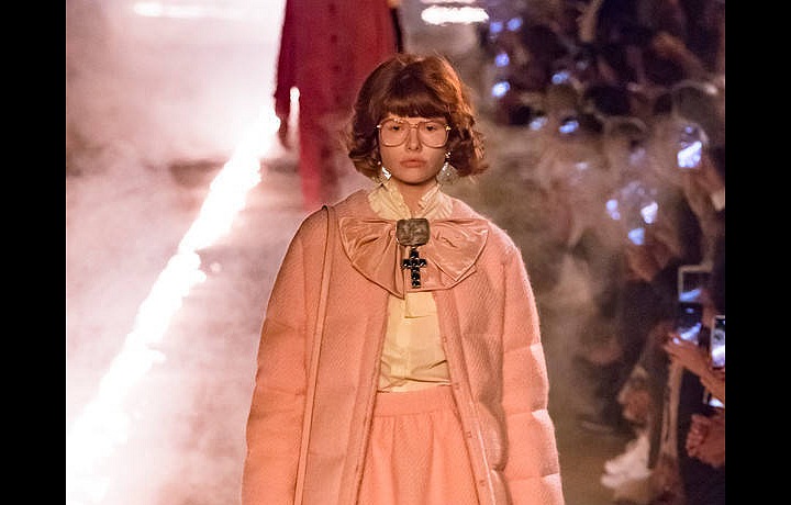 Přehlídku otevřel růžový retro model