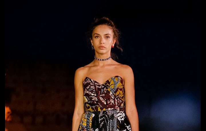 Luxusní šaty plné exotiky