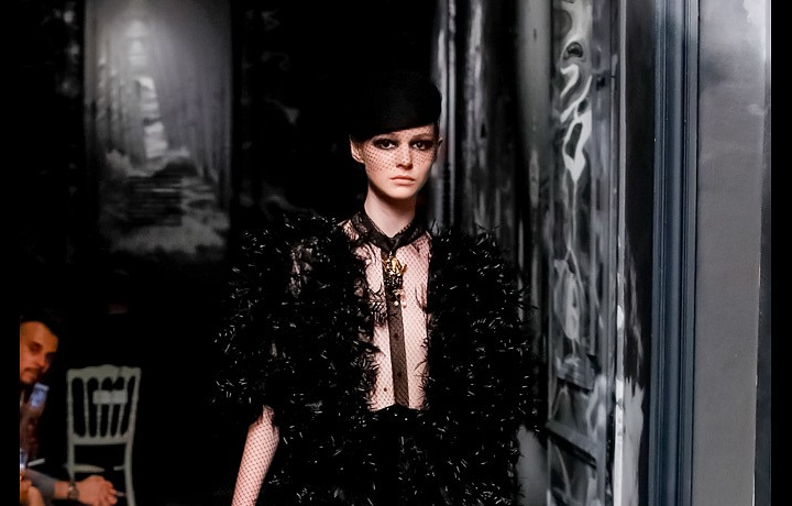 Haute couture AW 2019/2020 dominuje černá
