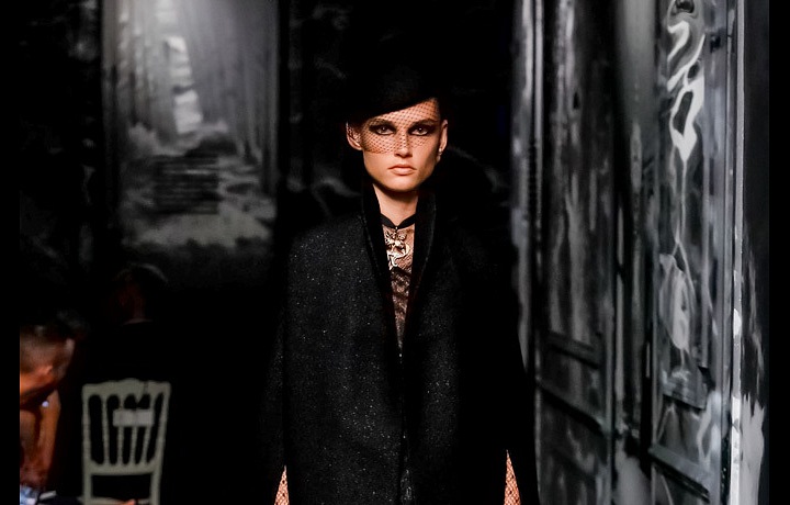 Haute couture AW 2019/2020 dominuje černá