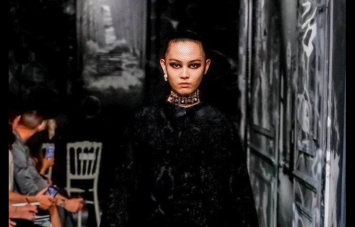 Haute couture AW 2019/2020 dominuje černá