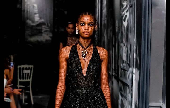 Haute couture AW 2019/2020 dominuje černá