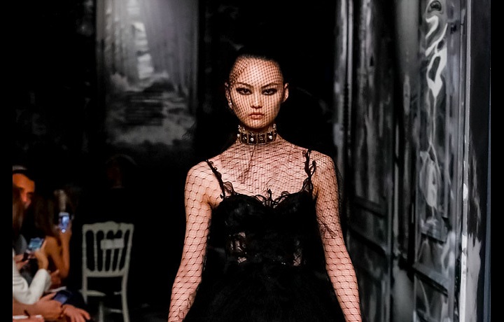 Haute couture AW 2019/2020 dominuje černá