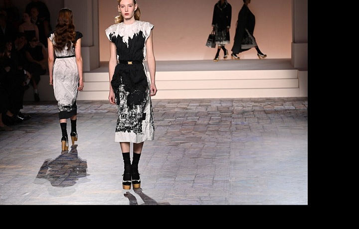 Černá je v této kolekci dominantní barvou