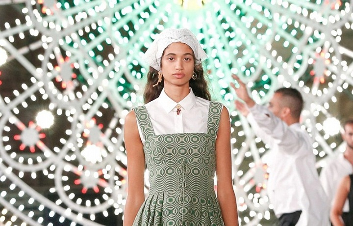 Žena v zelených šatech Dior