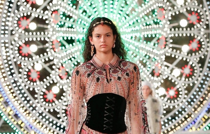 Žena v hedvábných šatech Dior