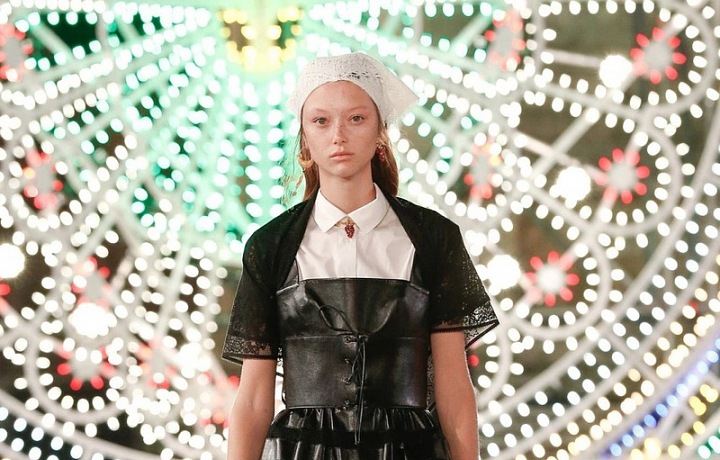 Žena v černém modelu Dior