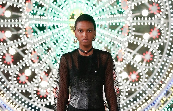 Žena v černých šatech Dior