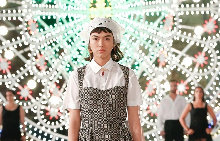 Žena v modelu Dior Cruise 2021