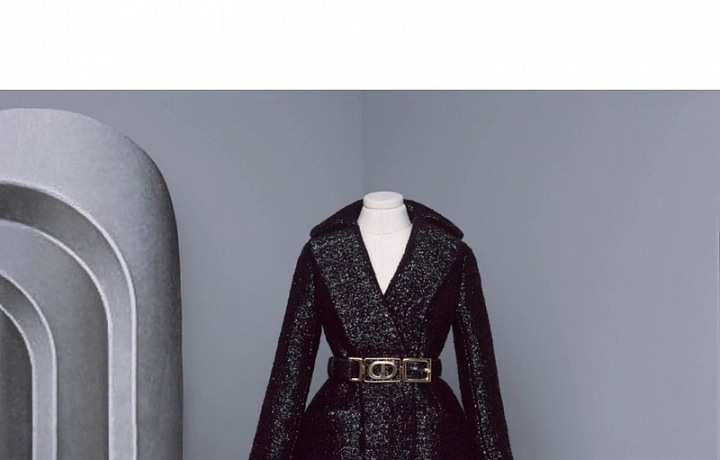 Tmavý kostým z kolekce Dior Fall 2020 Haute Couture