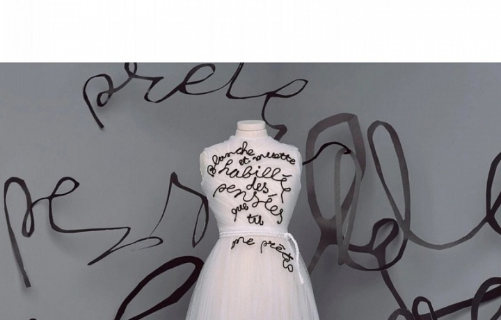 Bilé šaty z kolekce Dior Fall 2020 Haute Couture