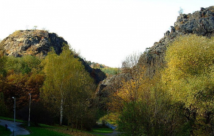 Vysoké skály v Šárecké údolí