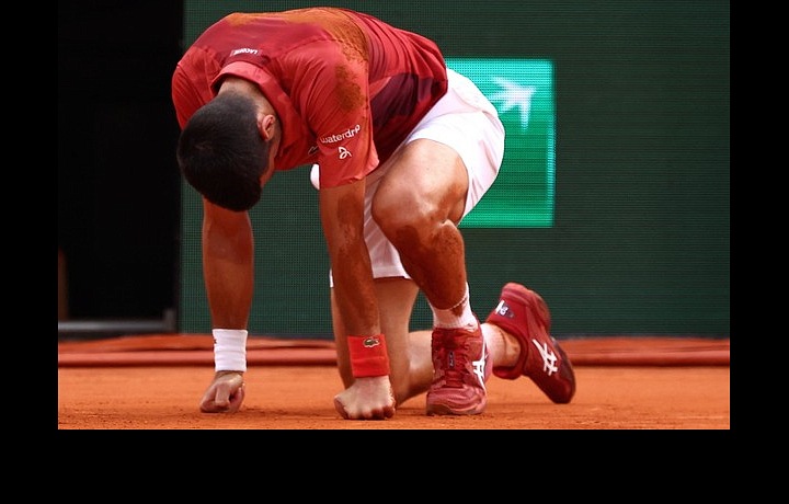 Novak Djokovič na kolenou.