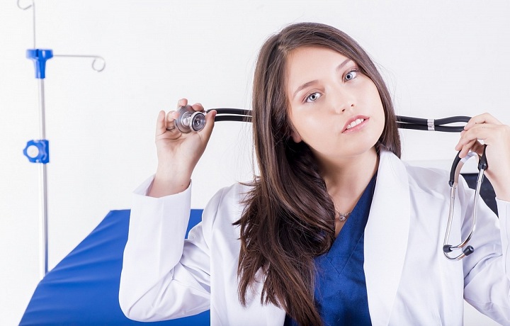 Lékařka se stetoskopem