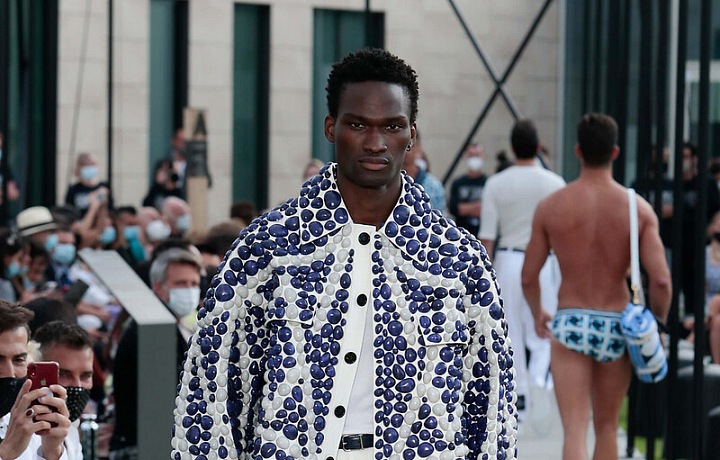 Muž v bomberu a bílých kalhotách Dolce & Gabbana