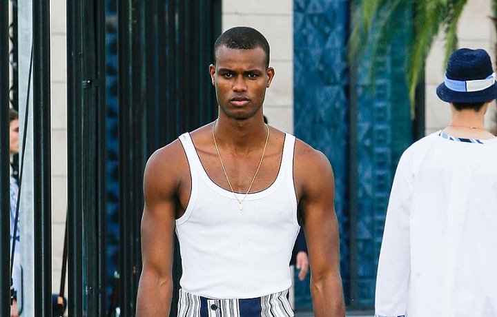 Muž v bílém tílku a modrých kalhotách Dolce & Gabbana 