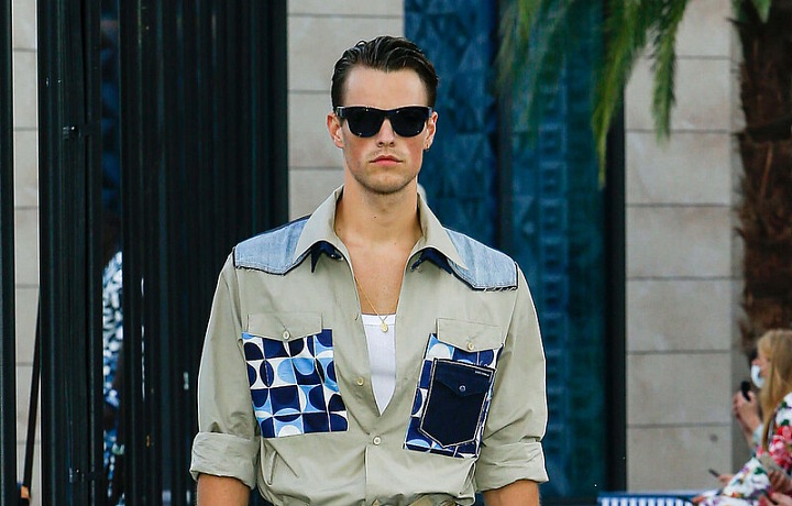 Muž v modrém outfitu Dolce & Gabbana Spring Summer 2021