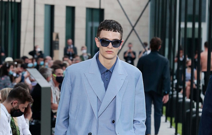 Muž v modrém obleku Dolce & Gabbana