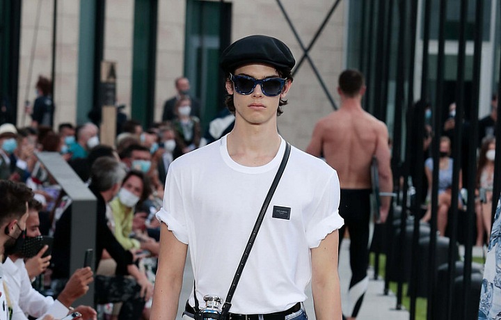 Muž v džínách a bílém topu Dolce & Gabbana