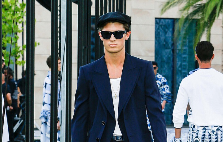 Muž v modrém obleku Dolce & Gabbana