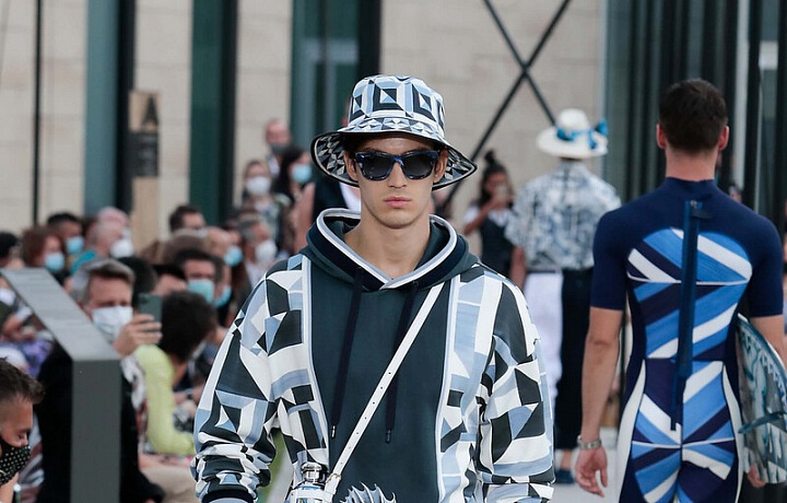 Muž v modelu Dolce & Gabbana Spring Summer 2021