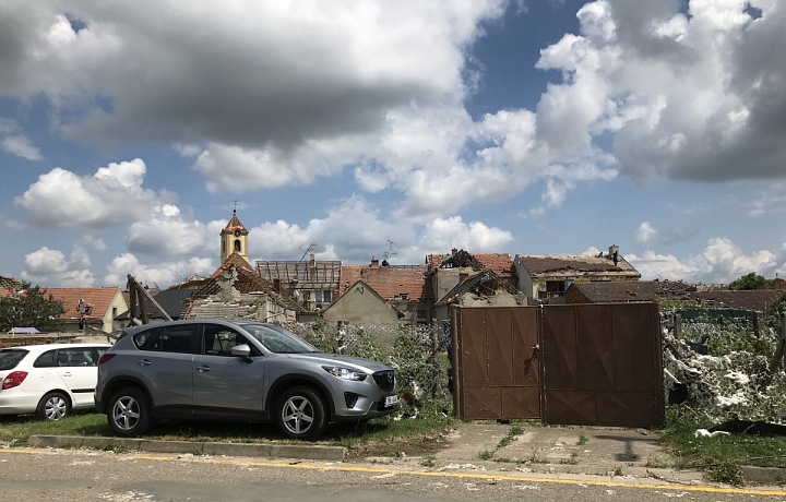 Pohled na domy bez střech. 