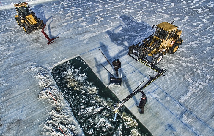 Sklizeň sněhu na řece Trone