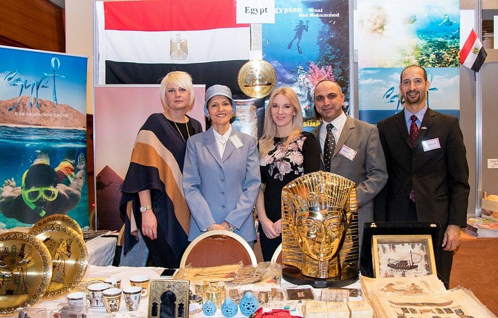 Diplomaté z Egypta a jejich stánek