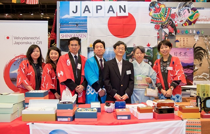 Japonští diplomaté na vánočním festivalu