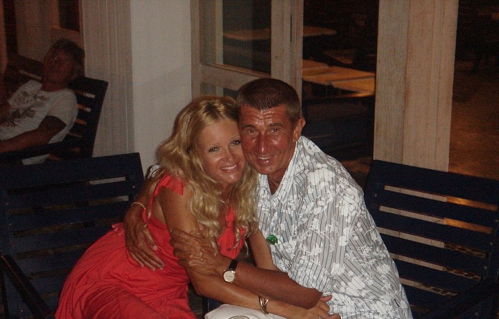 Monika manžela v politické kariéře podporuje. 